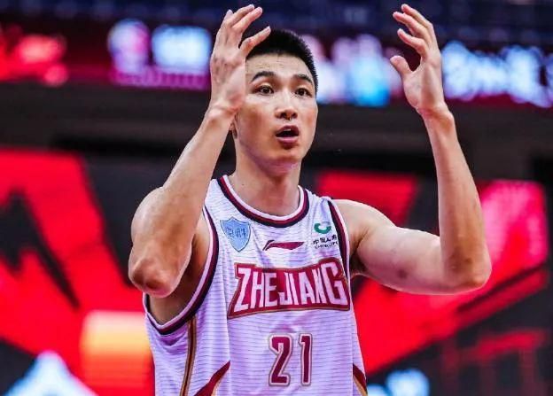杨幂拍《小时代3》穿纸拖鞋 自抱裙摆邋遢遮孕肚 2014-02-28 生疑问：都怀孕了还那么拼命干嘛？